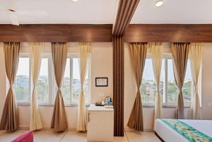 Treebo The Aura客房内的一张或多张床位