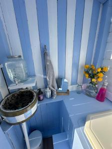 Kupatilo u objektu Big tent with real beds and ocean view