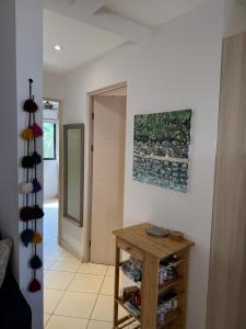 un pasillo con una mesa y una pintura en la pared en Charming Nook Second Floor Condo With Rooftop, en Coco 47 fotos más