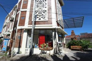 a building with a red door on a street at Collection O Solo near Universitas Muhammadiyah Surakarta formerly Kedaton Home in Kartosuro