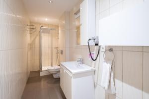 ein weißes Badezimmer mit Waschbecken und Toilette in der Unterkunft The Canka Residence And Family Apartment Istanbul City Center - ŞIŞLI in Istanbul + 87 Fotos