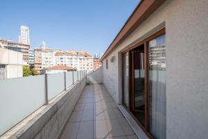 ein Balkon mit Blick auf die Stadt in der Unterkunft The Canka Residence And Family Apartment Istanbul City Center - ŞIŞLI in Istanbul