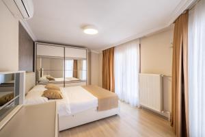 ein Schlafzimmer mit einem Bett und einem großen Spiegel in der Unterkunft The Canka Residence And Family Apartment Istanbul City Center - ŞIŞLI in Istanbul