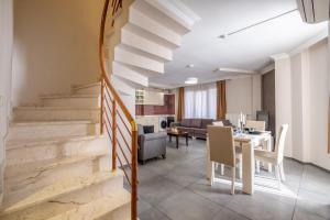 ein Wohnzimmer mit Treppe und ein Esszimmer in der Unterkunft The Canka Residence And Family Apartment Istanbul City Center - ŞIŞLI in Istanbul