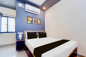Postel nebo postele na pokoji v ubytování Super Hotel O Nagamalaipudukottai Madurai