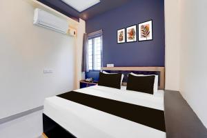 Postel nebo postele na pokoji v ubytování Super Hotel O Nagamalaipudukottai Madurai