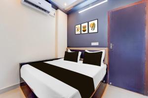 Postel nebo postele na pokoji v ubytování Super Hotel O Nagamalaipudukottai Madurai