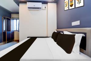 Postel nebo postele na pokoji v ubytování Super Hotel O Nagamalaipudukottai Madurai