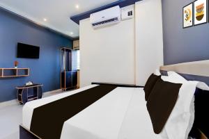 Postel nebo postele na pokoji v ubytování Super Hotel O Nagamalaipudukottai Madurai