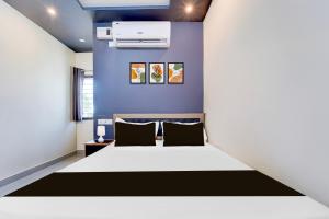 Postel nebo postele na pokoji v ubytování Super Hotel O Nagamalaipudukottai Madurai