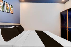 Postel nebo postele na pokoji v ubytování Super Hotel O Nagamalaipudukottai Madurai