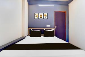 Postel nebo postele na pokoji v ubytování Super Hotel O Nagamalaipudukottai Madurai