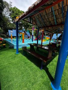 einen Spielplatz mit einem Wasserpark mit Rutschen in der Unterkunft Shari-La Perhentian Island Resort - Bluestar in Kampong Pasir Panjang