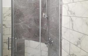 Ένα μπάνιο στο 1 Bedroom Nice Apartment In Gabonjin