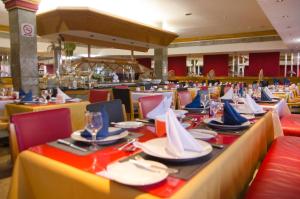 Un restaurante o sitio para comer en Da Vinci Hotel & Conventions by Easy Hotéis