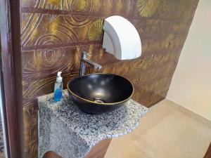 un baño con lavabo de tazón negro en una encimera en Resort Morning Glory, en Lataguri 289 fotos más
