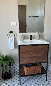 a bathroom with a sink and a mirror at TyM House in Las Pataguas