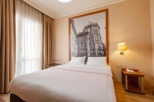 Postel nebo postele na pokoji v ubytování Sisli MLS Hotel