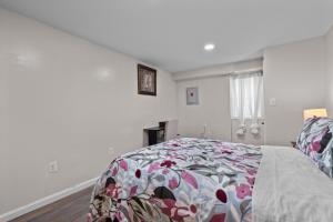 Postel nebo postele na pokoji v ubytování Laurel Cozy Hideaway