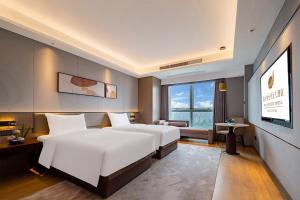 Giường trong phòng chung tại New Century Mansion Hotel Jiaxing Zhongyuan Nanhu Avenue