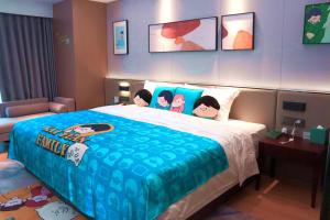 Giường trong phòng chung tại New Century Mansion Hotel Jiaxing Zhongyuan Nanhu Avenue