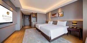 Giường trong phòng chung tại New Century Mansion Hotel Jiaxing Zhongyuan Nanhu Avenue