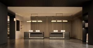 Atour Hotel Wuxi Baolong Plaza Changjiang Road في ووشي: غرفه فيها عدة طاولات وكراسي