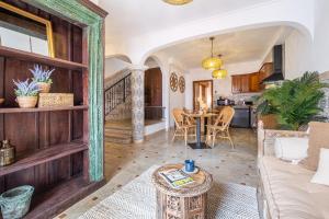 a living room with a couch and a table at Sunrise Campello - Azahar Suite in El Campello