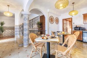 a kitchen and dining room with a table and chairs at Sunrise Campello - Azahar Suite in El Campello