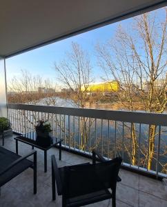 a balcony with a view of a bus on the water at La Croisette Côté Lac in Créteil