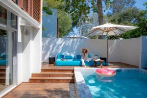 Bazén v ubytování Veranda Pool Villas & Suite nebo v jeho okolí