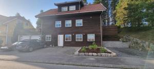 a house with a car parked in front of it at Hus med fin uteplass - nær E39, natur og shopping in Sandnes