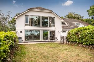 Casa blanca con ventanas grandes en Stunning apartment with uninterrupted views, en Exeter