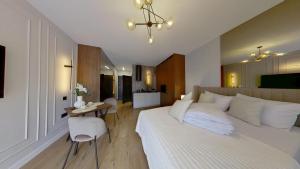 Ένα ή περισσότερα κρεβάτια σε δωμάτιο στο RCS Apartment Czysta 123