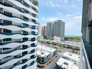 vistas a un edificio alto de una ciudad en The Wave - Near to Jonker Walk, en Melaka