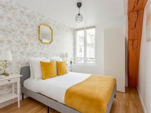Postel nebo postele na pokoji v ubytování Merveil - Family Suite - Marais - Martin V