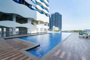 una piscina en la azotea de un edificio en The Wave - Near to Jonker Walk, en Melaka