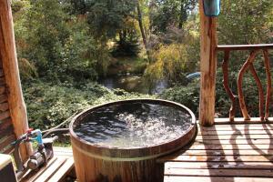 une baignoire sur une terrasse avec un jet d'eau dans l'établissement Cabaña La Golondrina Tinajas Borderío, à Los Angeles