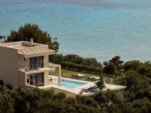Bazén v ubytování Uparati villa - Hilltop Sea View Retreat nebo v jeho okolí
