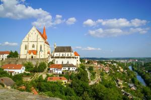 un grande edificio in cima a una collina vicino a una città di Apartmán Klement B a Znojmo