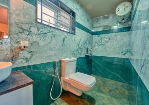 ウーティにあるOoty Blossom Retreat by VOYE HOMESのトイレと洗面台付きのバスルーム