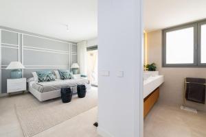 Postel nebo postele na pokoji v ubytování Luxury House Chaparral Golf E38 by AORA STAY