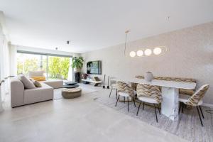 Posezení v ubytování Luxury House Chaparral Golf E38 by AORA STAY + 66 fotografií