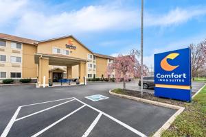 费尔伯恩Comfort Inn & Suites Fairborn near Wright Patterson AFB的一家在建筑物前有招牌的酒店