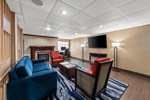 费尔伯恩Comfort Inn & Suites Fairborn near Wright Patterson AFB的带沙发、椅子和电视的客厅 更多37张照片