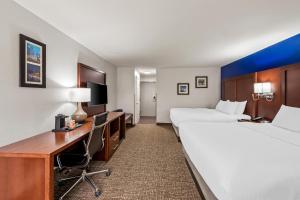 Comfort Inn & Suites Fairborn near Wright Patterson AFB客房内的一张或多张床位
