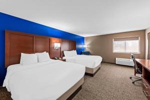 Comfort Inn & Suites Fairborn near Wright Patterson AFB客房内的一张或多张床位