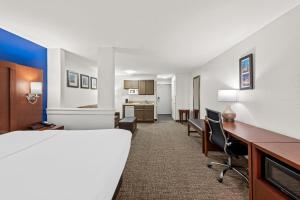 Comfort Inn & Suites Fairborn near Wright Patterson AFB客房内的一张或多张床位