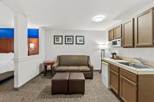 Comfort Inn & Suites Fairborn near Wright Patterson AFB的厨房或小厨房