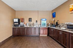 Comfort Inn & Suites Fairborn near Wright Patterson AFB的厨房或小厨房